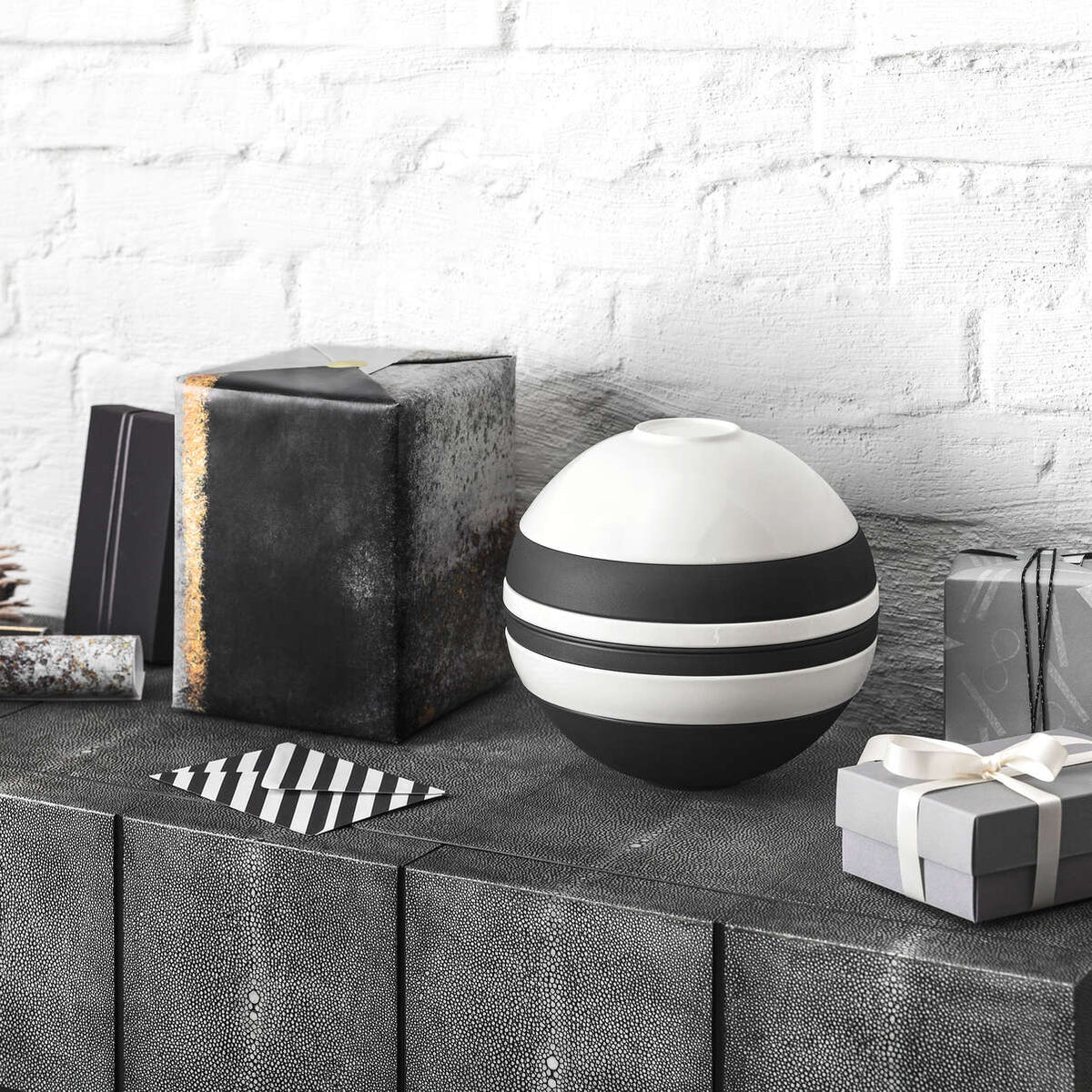 Iconic La Boule Black & White