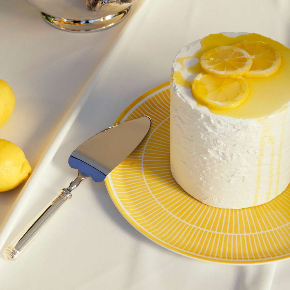 yelllow and white pie dish
