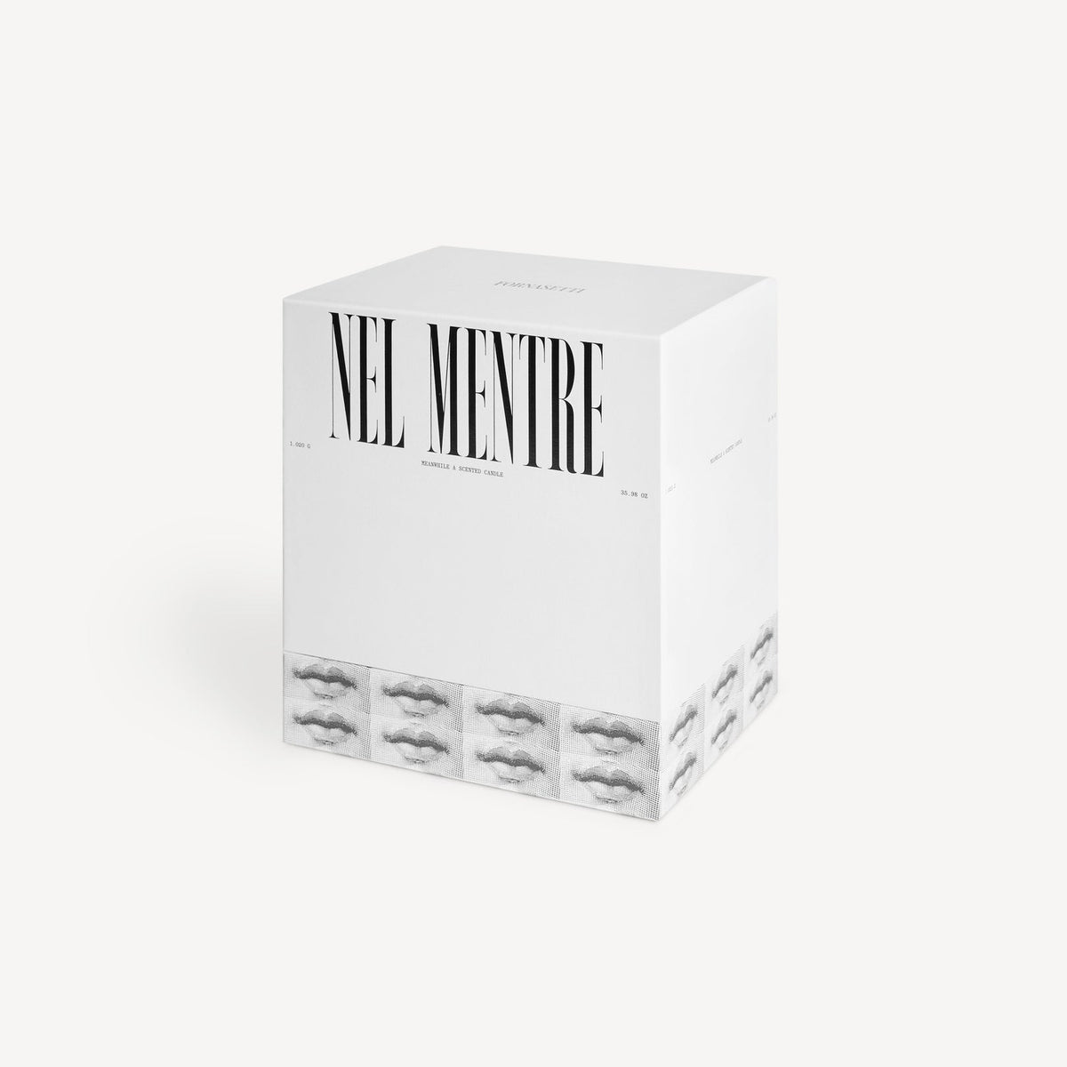 White cube with 'NEI MENTIRE' text on a white background